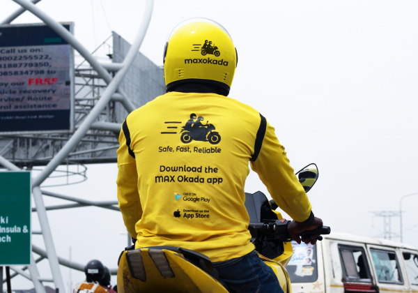 Au Nigeria, MAX met les particuliers en relation avec les conducteurs de taxis-motos et de véhicules à énergie propre