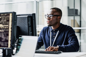 C&ocirc;te d&rsquo;Ivoire : six cadres recherch&eacute;s dans l&rsquo;IA, la cybers&eacute;curit&eacute; et la transformation num&eacute;rique
