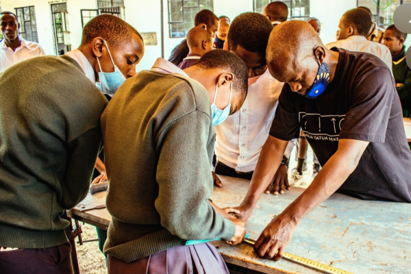 En Tanzanie, Twende Hub donne aux jeunes les moyens de concevoir et de fabriquer leurs propres technologies