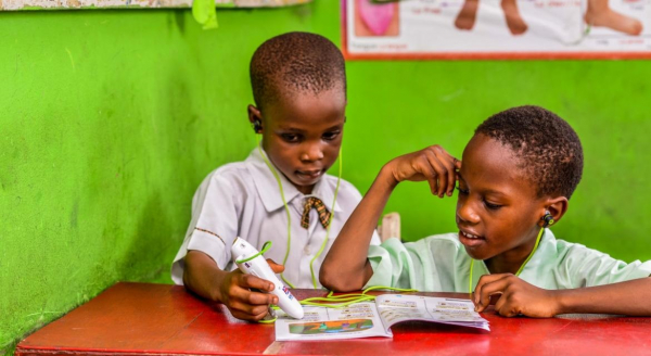 Avec ses livres et stylos audio, Mavis Computel combat l’analphabétisme au Nigeria