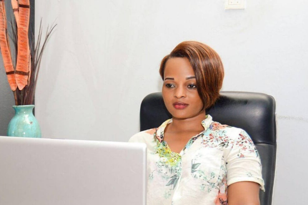 Lilian Makoi Rabi utilise l’intelligence artificielle pour fournir des conseils financiers aux Tanzaniens
