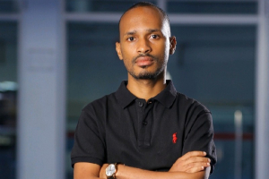 Morris Mbetsa : l’entrepreneur kényan qui conçoit des produits électroniques