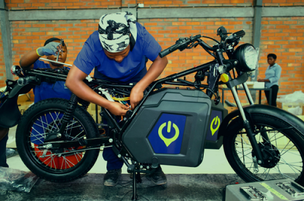 la-start-up-de-vente-par-credit-bail-de-motos-electriques-spiro-leve-100-millions