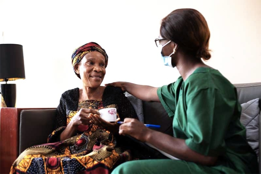cameroun-mbombo-home-care-propose-des-services-de-soins-a-domicile-pour-les-personnes-agees
