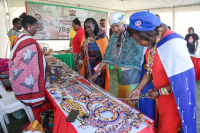 Au Kenya, Ushanga valorise en ligne les accessoires en perles fabriqués par les femmes d'éleveurs