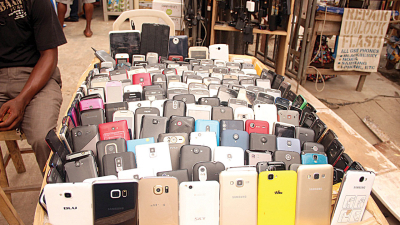 Le Nigeria lance un système pour bloquer les téléphones volés et contrefaits