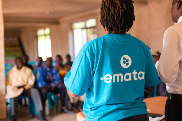 En Ouganda, Emata soutient les agriculteurs locaux dans la transformation numérique de leurs fermes