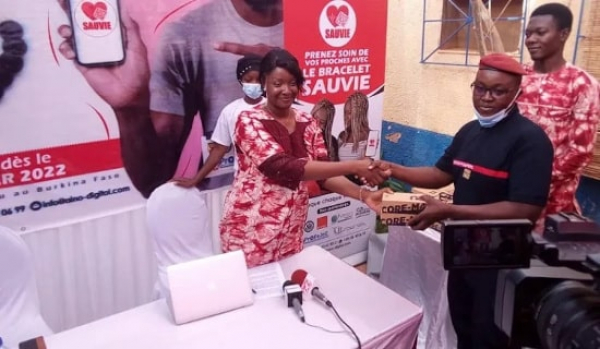 Burkina Faso : AINO Digital SAS a développé un bracelet d’identification numérique à plusieurs facettes